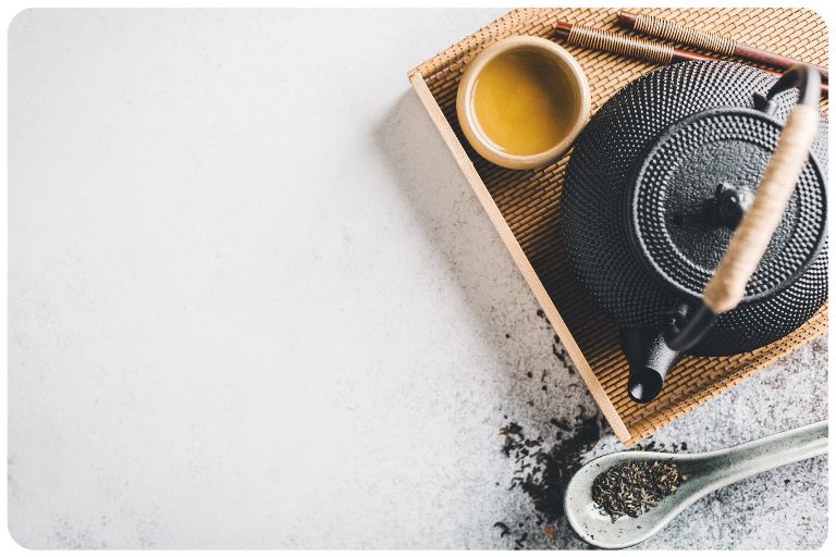 théière et tasse d'infusion